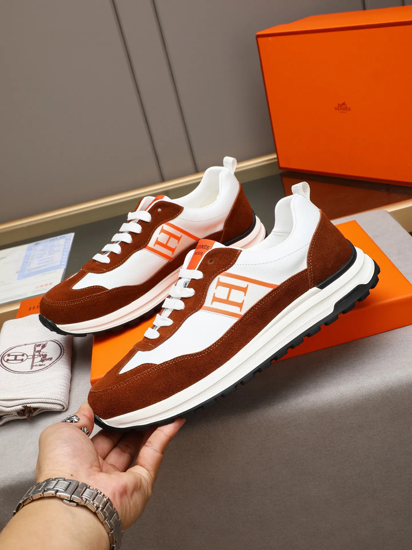 📛📛📛Men's shoes💰P420 (Hermes)🆕Men's color-blocked sneakers, with textured calfskin details. Spliced ​​with original cowhide, this shoe draws inspiration from the equestrian world, integrating technical details and practical functions. Breathable sheep lining, original combination outsole, high-end quality, and every detail is perfectly combined! Size: 38-44 (45 can be customized)